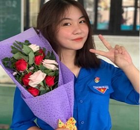 O aluno da escola de Lam Vinh Tuc mostra o peito
