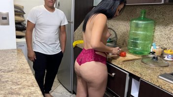 Os amigos aprendem a estuprar a aluna