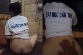 O corpo NGOC Phuong estimula como ele